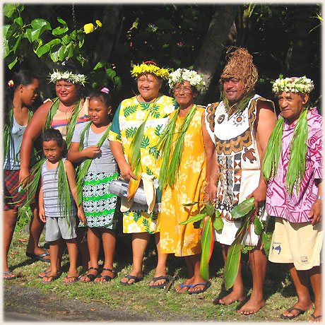 Smiles of pride from a traditionaly dressed Rarotonga family as they wait their turn to join the Queen’s Baton Relay on Thursday on 12th Jan. 2006.