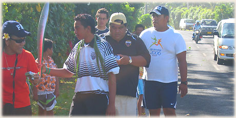 Another carrier in the Queen’s Baton Relay in Rarotonga on 12 th January 2006 offered onlookers the chance to briefly touch theQueen´s baton