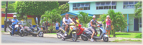 tourists with rental scooters at police station / cars at Murimart / photos: Archi
