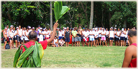 Local Chief Tangaroa Kainuku welcomes paddlers during official turou